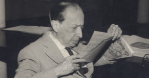 O escritor Manuel Bandeira lê jornal, em 1996